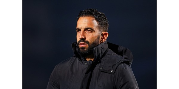 Manchester Unitedin pelaajat tukevat yhdessä Rúben Amorimin pitämistä